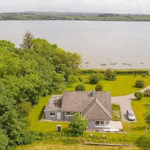 2-bed-waterfront-property-close-to-courtmacsherry.corkhotel.net/